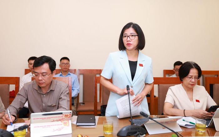 Thành viên đoàn giám sát trao đổi về một số nội dung cần làm rõ. Ảnh: Văn Tuyến