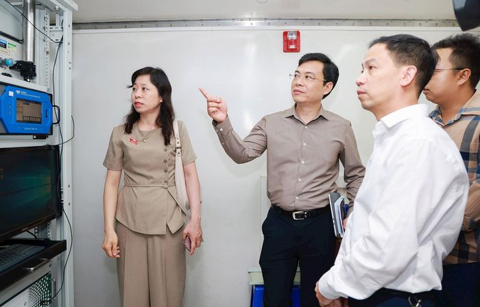 Đoàn khảo sát tại xe quan trắc tự động trên địa bàn phường Hoàn Kiếm. Ảnh: Văn Tuyến