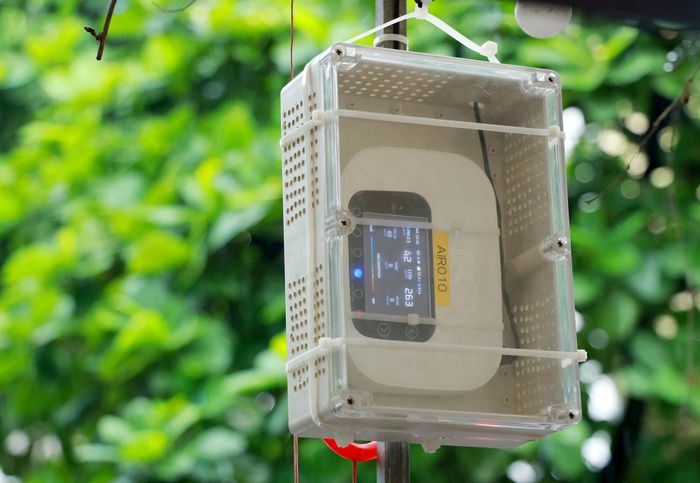 Thiết bị quan trắc đặt tại phố Mã Mây, phường Hoàn Kiếm. Ảnh: Văn Tuyến