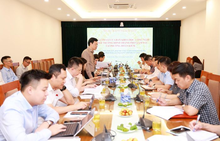 Đoàn giám sát làm việc với UBND phường Hoàn Kiếm. Ảnh: Văn Tuyến
