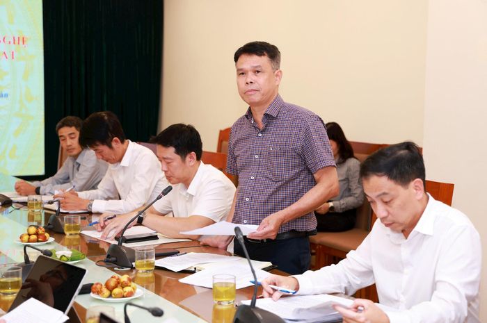 Đại diện UBND phường Hoàn Kiếm báo cáo tại buổi làm việc. Ảnh: Văn Tuyến