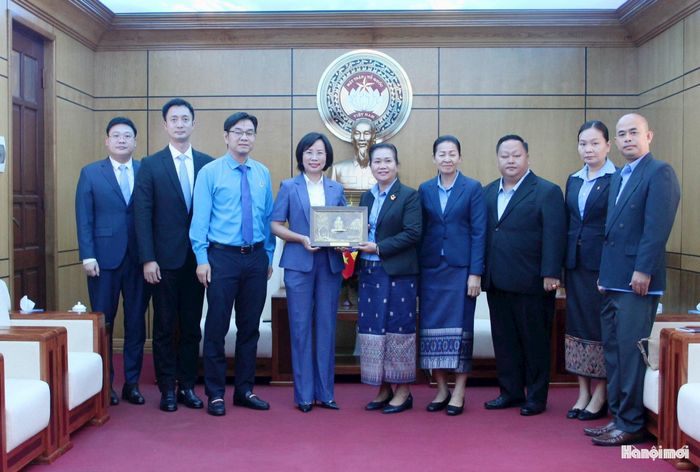 Đoàn đại biểu hai bên cùng trao những phần quà lưu niệm. Ảnh: Lê Dung.