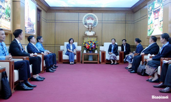 Đoàn đại biểu Liên hiệp Công đoàn Thủ đô Viêng Chăn thăm và làm việc với MTTQ Việt Nam thành phố Hà Nội. Ảnh: Lê Phương.