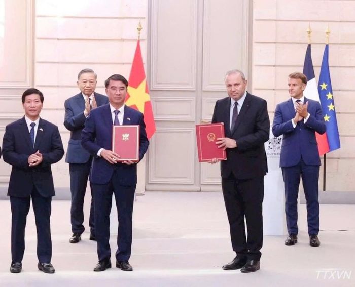Lễ trao các văn kiện hợp tác giữa Việt Nam và Pháp trong khuôn khổ chuyến thăm cấp cao tại Điện Élysée. Ảnh: TTXVN