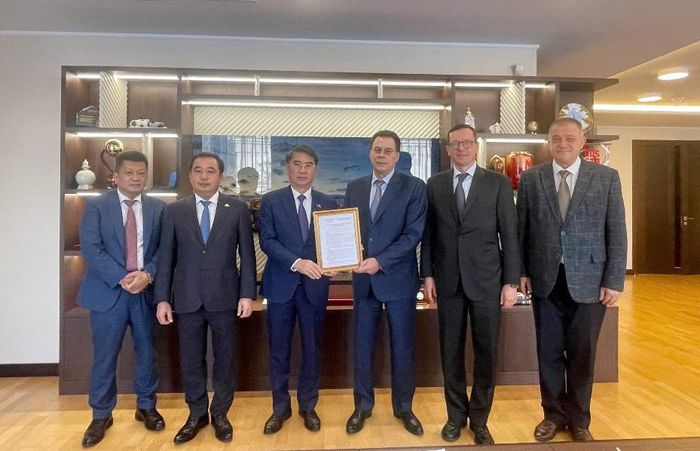 UBND thành phố Hà Nội trao Quyết định chấp thuận chủ trương đầu tư dự án “Ngôi nhà Mátxcơva tại Hà Nội” cho Chính quyền thành phố Mátxcơva. Ảnh: PV
