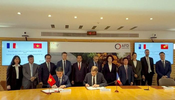 Lễ ký kết các thỏa thuận hợp tác giữa thành phố Hà Nội và Cơ quan Phát triển Pháp (AFD). Ảnh: PV