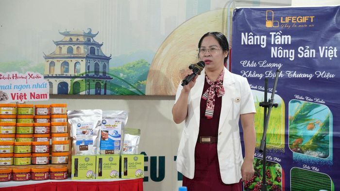 Chủ tịch Ủy ban MTTQ Việt Nam phường Yên Nghĩa phát biểu.
