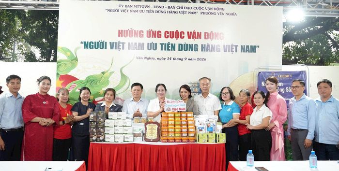 Các đại biểu bên sản phẩm nông sản, đặc sản của thành phố Hà Nội và phường Yên Nghĩa.