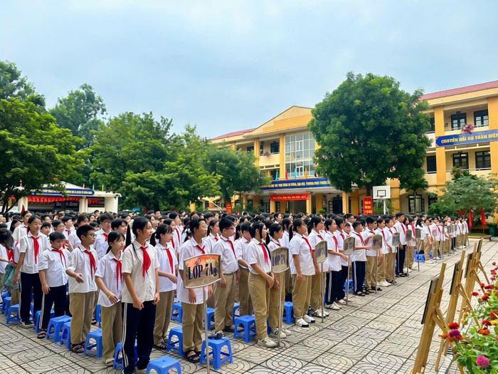 Quang cảnh buổi lễ tại Trường THCS Xuân Đỉnh.