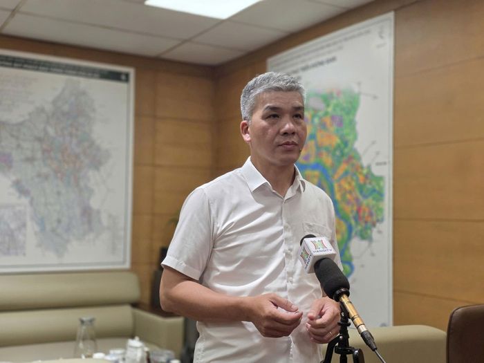 Phó Giám đốc Sở Xây dựng Hà Nội Nguyễn Bá Nguyên trao đổi với báo chí. Ảnh: Đình Hiệp