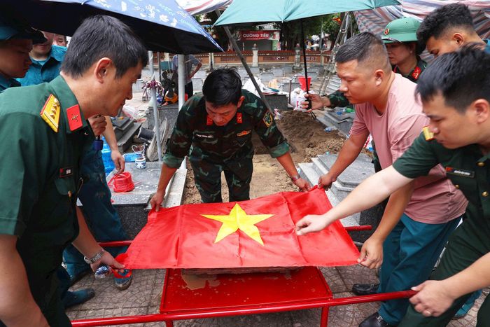 Công tác khai quật, lấy mẫu hài cốt được thực hiện trang nghiêm, cẩn trọng. Ảnh: Thanh Hà