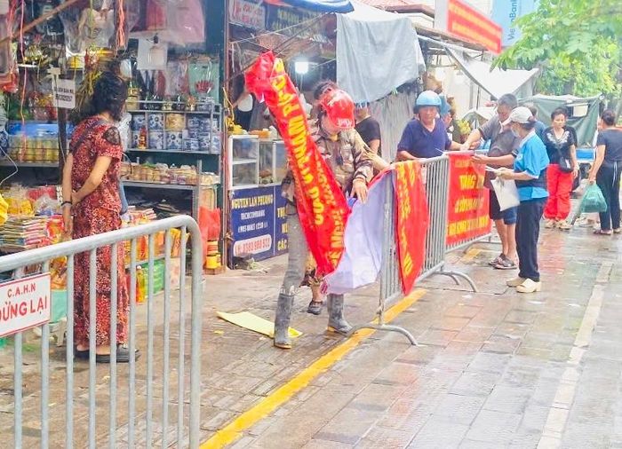 UBND phường Kim Liên cho biết sẽ tổ chức dừng hoạt động Chợ Kim Liên cho đến khi các điều kiện an toàn về PCCC và các điều kiện có liên quan được bảo đảm theo quy định của pháp luật. Ảnh: KL