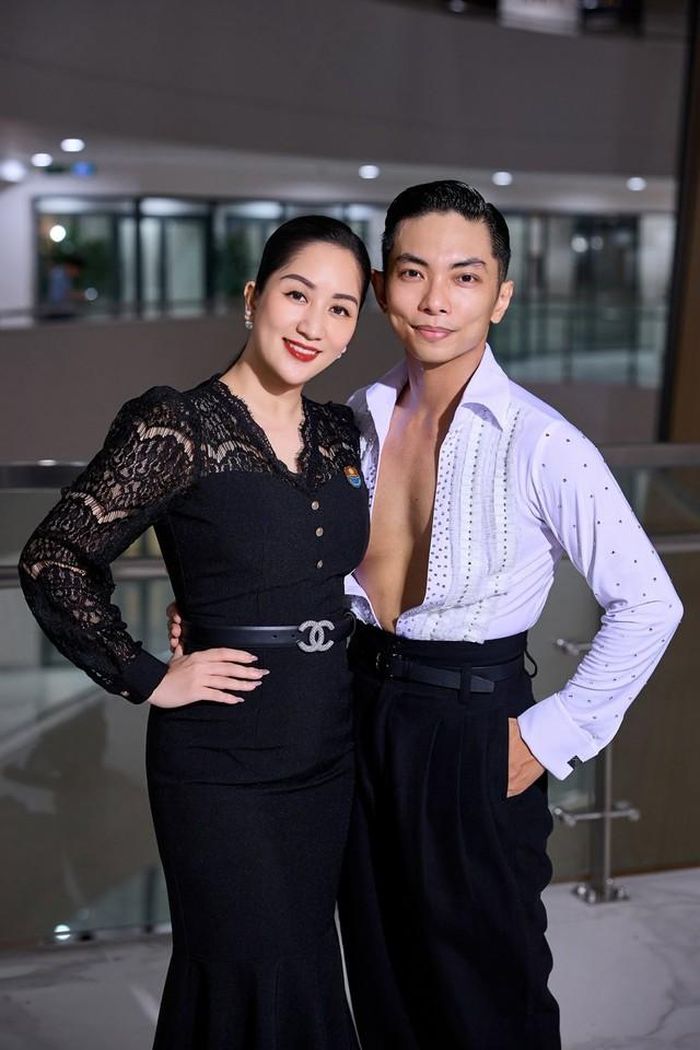 Theo Khánh Thi, có những người không cần hứa hẹn sẽ đi cùng nhau trong bao lâu. Họ cứ bước đi, có lúc va vào nhau, có lúc lạc mất nhau, nhưng sau tất cả vẫn tìm thấy nhau và tiếp tục ở cạnh nhau.