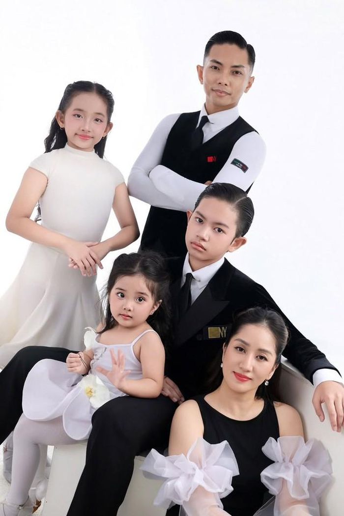 Đúng như Khánh Thi tâm sự, họ đã đồng hành cùng nhau, trải qua nhiều sóng gió nhưng vẫn nắm chắc tay nhau để vượt qua tất cả.