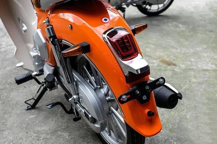 Mâm 17 inch, phanh đĩa trước 220 mm