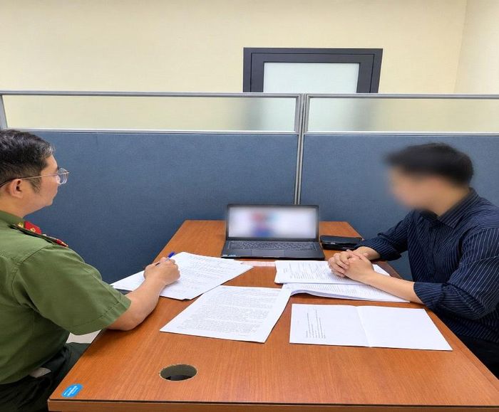Trường hợp vi phạm làm việc tại cơ quan Công an. Ảnh: CAHN