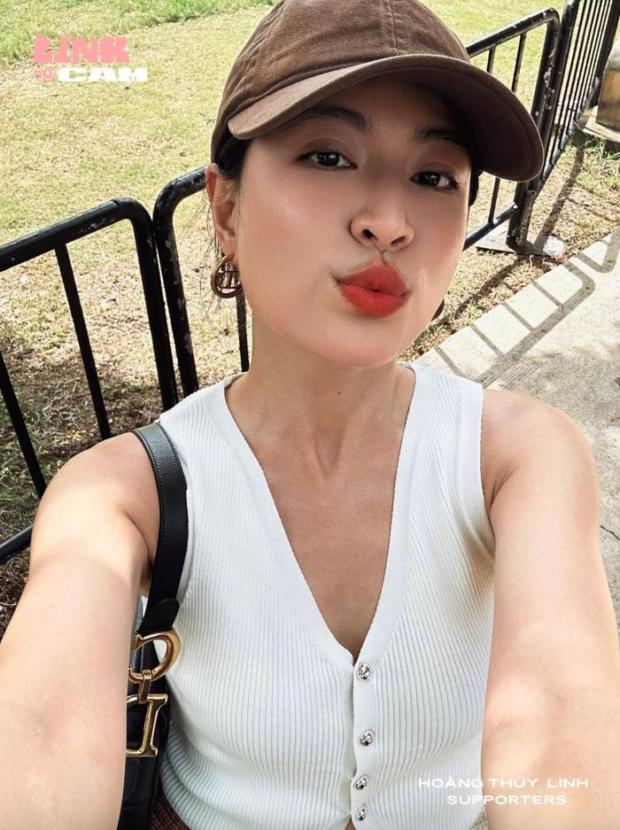 Tại buổi tổng duyệt trước giờ diễn, nữ ca sĩ xuất hiện với gương mặt mộc gần như không trang điểm, chỉ điểm nhẹ chút son cam đất trên môi. Khoác lên mình áo gile trắng phối cùng mũ lưỡi trai nâu trầm, cô vẫn toát lên thần thái tươi tắn với làn da đều màu, căng mịn, dù không hề có sự trợ giúp của lớp nền hay ánh đèn sân khấu.