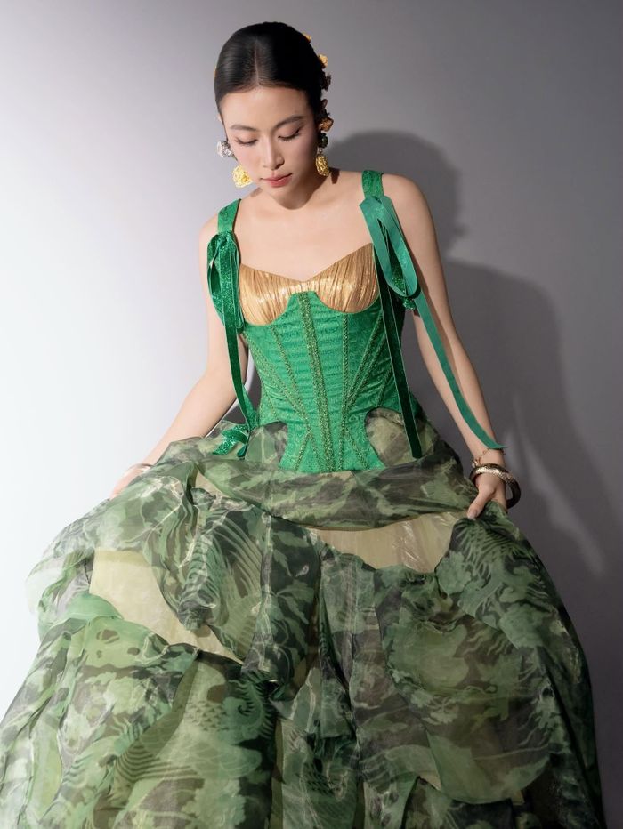 Về phần trang phục, Hoàng Thuỳ Linh lựa chọn một thiết kế corset tông xanh lá nổi bật, phần thân trên được đính kết tỉ mỉ tạo điểm nhấn sang trọng.
