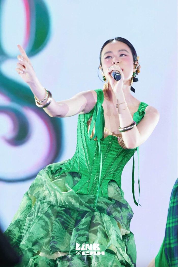 Mới đây, Hoàng Thuỳ Linh gây chú ý khi góp mặt tại sự kiện âm nhạc với phần trình diễn được đầu tư kỹ lưỡng từ khâu âm thanh đến hình ảnh. Bên cạnh phần trình diễn được đánh giá cao, chính nhan sắc của Hoàng Thuỳ Linh mới là điều được quan tâm nhiều hơn cả.
