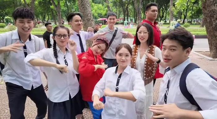 Phân đoạn "xuyên không gian" này không chỉ là món quà thị giác dành cho người xem mà còn mang ý nghĩa thông điệp sâu sắc về ký ức thời đi học vẫn luôn trong tâm trí mỗi người. 