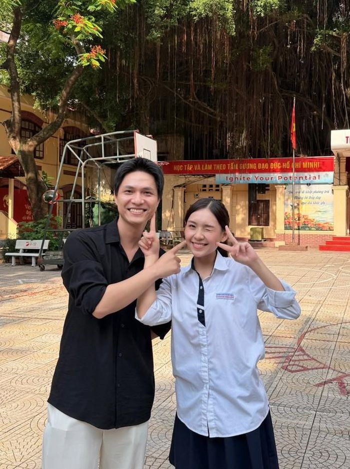 Ảnh hậu trường có sự xuất hiện của Khánh ở hiện tại (Tô Dũng) ở sân trường. Khánh thời hiện tại chung khung hình với Phương (Lưu Ly) thời thanh xuân tươi đẹp... 