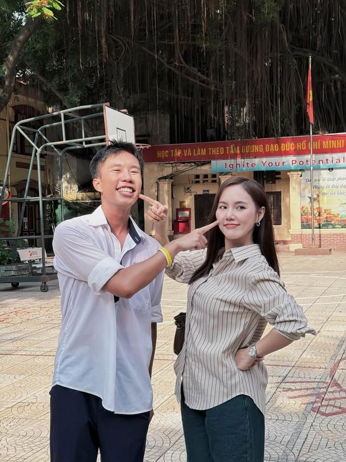 Phương thời hiện tại chụp ảnh cùng Khánh (Long Vũ) thuở học sinh. Những hình ảnh hậu trường độc đáo này tạo nên sự kết nối thú vị giữa hai thế hệ diễn viên và giữa hai giai đoạn của phim.