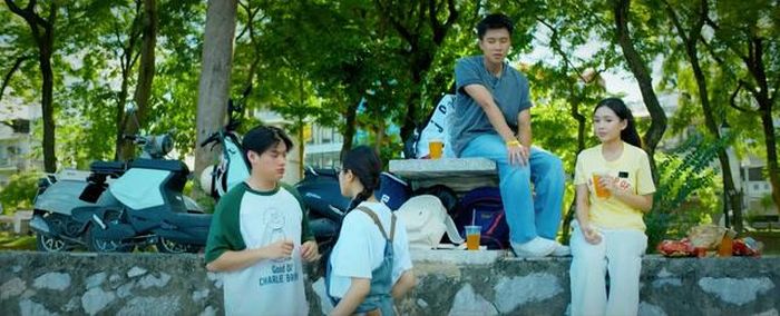 Bộ phim "Mùa hè năm ấy" đang phát sóng trên khung giờ vàng VTV3. Lấy bối cảnh trải dài giữa những năm tháng thanh xuân và hiện tại sau gần một thập kỷ, "Mùa hè năm ấy" kể câu chuyện về tình bạn, tình yêu và những biến cố khi còn trên ghế nhà trường.