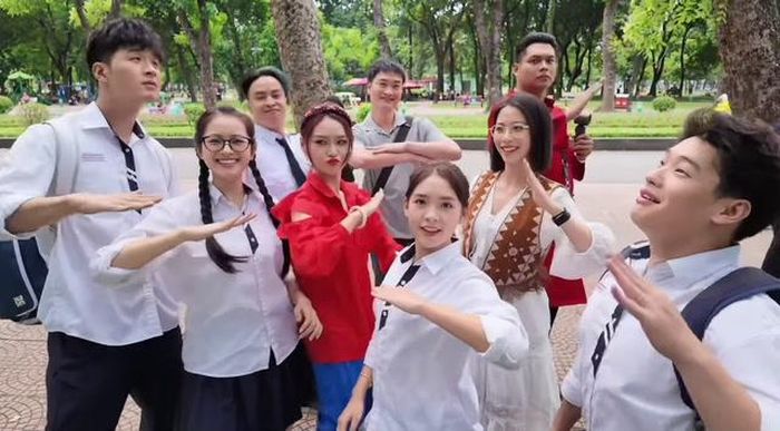 Những bức ảnh hậu trường không còn là những mảnh ký ức ngắt quãng qua lời kể hay các đoạn hồi tưởng của các nhân vật, dàn diễn viên hai giai đoạn - thời THPT ngây thơ và khi trưởng thành nhiều biến cố, ngã rẽ - sẽ chính thức đứng chung trong cùng một phân đoạn đặc biệt.