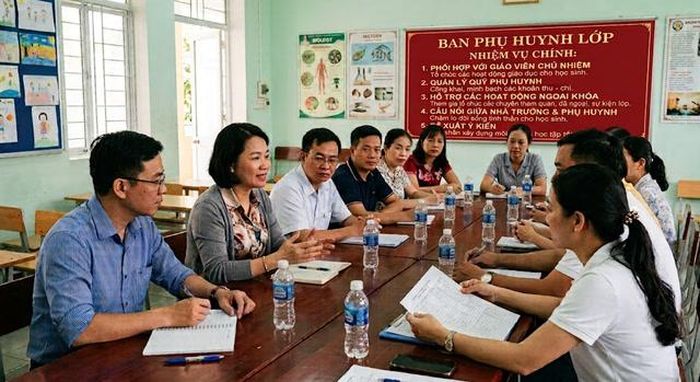 Theo Thông tư số 55/2011/TT-BGDĐT, Ban đại diện cha mẹ học sinh phối hợp với giáo viên chủ nhiệm lớp tổ chức các hoạt động giáo dục học sinh. Ảnh minh họa: AI