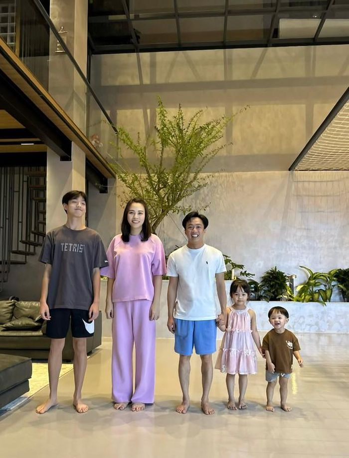 Dù bố mẹ đã đường ai nấy đi nhưng Subeo vẫn nhận được đầy đủ tình yêu thương từ 2 bên gia đình. Trong mọi hoạt động, Subeo đều tham gia và hạnh phúc trong tình yêu thương đó.