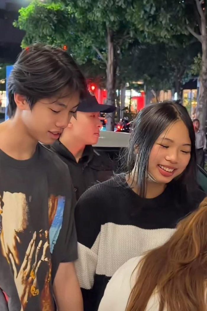 Cách đây ít tháng, Subeo đã cùng bạn gái đồng hành trong sự kiện của Hồ Ngọc Hà. Trên MXH, cộng đồng mạng đã dành lời khen cho bạn gái của Subeo, đồng thời cũng có những tranh cãi xoay quanh câu chuyện này. Trước những ý kiến tranh cãi, gia đình Hồ Ngọc Hà mong muốn mọi người nhẹ nhàng với các con hơn vì Subeo và bạn gái đang tuổi đi học.