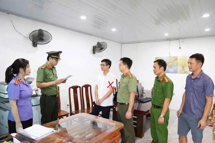 Lực lượng Công an khám xét nơi làm việc của Đàm Đình Mạnh, Giám đốc Công ty cổ phần xây dựng CTT - (ảnh CAPT).