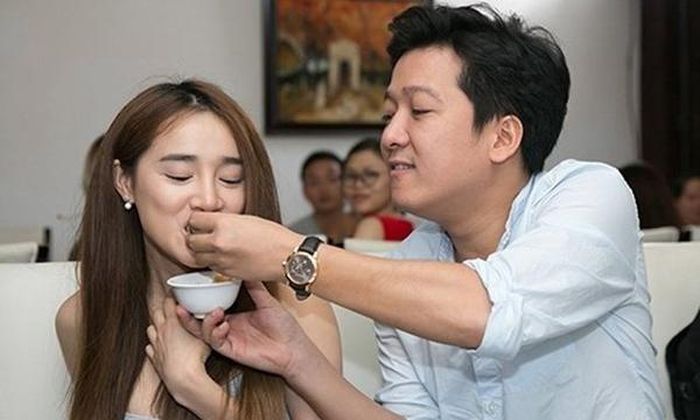 Trải qua những gập ghềnh khó khăn từ những tin đồn trên MXH nên cả hai học cách trân trọng và thương nhau nhiều hơn. Sau 8 năm về chung nhà, Trường Giang - Nhã Phương ngày càng khiến công chúng ngưỡng mộ.