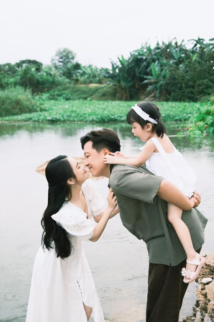 Ngoài căn biệt thự này, Trường Giang còn có nhà vườn ở ngoại thành có giá trị lớn. Trong một lần đến chơi, ca sĩ Ngô Kiến Huy ước tính giá trị bất động sản này vào khoảng 60 - 70 tỷ đồng, dựa theo giá đất thị trường tại thời điểm đó.