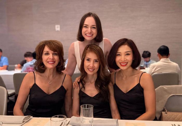 Trong tiệc đính hôn, Allie chụp ảnh kỷ niệm cùng mẹ đẻ, mẹ chồng (mẹ Nam Thanh) và Thu Hương.