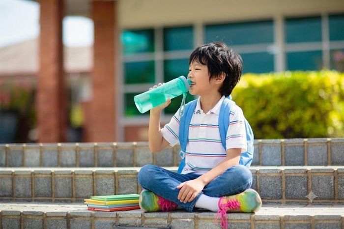 Cha mẹ nên chú ý rèn cho con thói quen uống nước thường xuyên ngay từ khi còn nhỏ. Ảnh minh họa AI.
