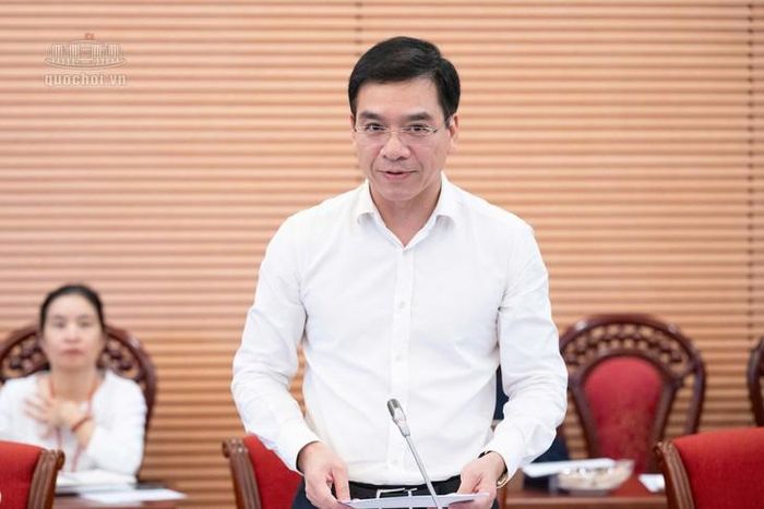 TS.BS Hà Anh Đức - Cục trưởng Cục Quản lý Khám chữa bệnh, Bộ Y tế trình bày Tờ trình về Dự án Luật sửa đổi, bổ sung một số điều của Luật Phòng, chống tác hại của thuốc lá tại phiên họp mở rộng thẩm tra sơ bộ dự án Luật sửa đổi, bổ sung một số điều của Luật Phòng, chống tác hại của thuốc lá của Thường trực Ủy ban Văn hoá và Xã hội. Ảnh: QH