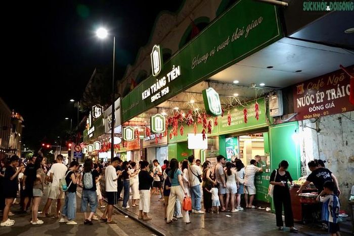 Chỉ còn ít ngày nữa số 35 Tràng Tiền sẽ đóng cửa, đông đảo người dân tìm đến thưởng thức kem để lưu giữ một phần ký ức. Ảnh: Linh Vũ, Hà Thương