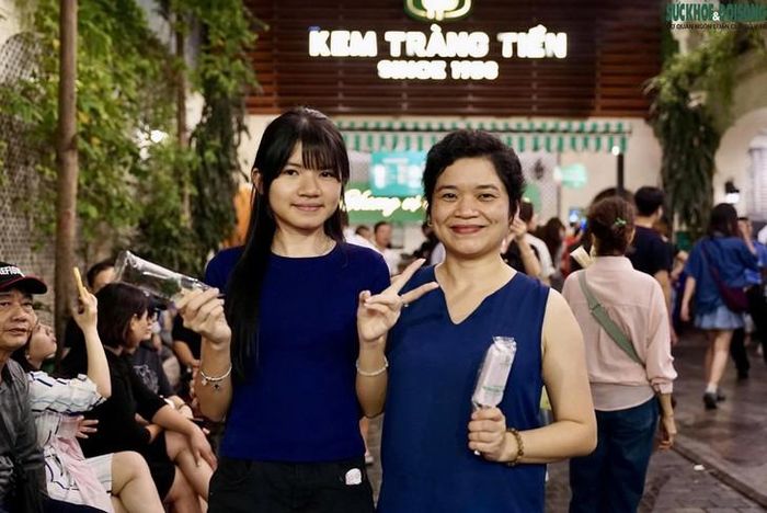 Chị Hương cùng con gái đến đây thưởng thức những que kem trước khi địa chỉ này đóng cửa. Ảnh: Linh Vũ, Hà Thương