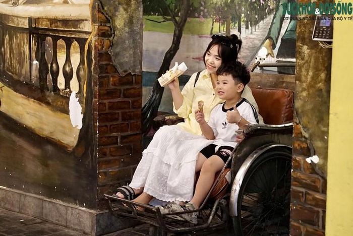 Nhiều người dân mong muốn giữ lại một điều gì đó thân quen trước khi địa chỉ này chỉ còn tồn tại trong ký ức. Ảnh: Linh Vũ, Hà Thương