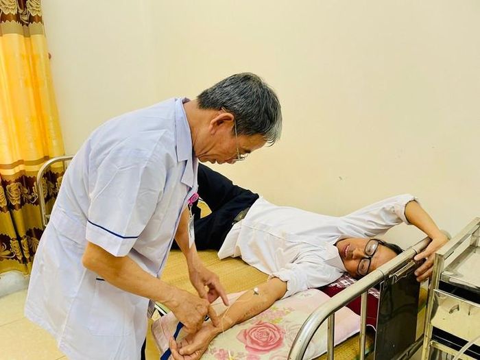 Nhân viên y tế khám sức khoẻ cho người dân tại trạm y tế ở Nghệ An. Ảnh: Thái Bình