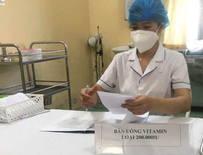 Hằng năm, tại các địa phương thường tổ chức các đợt uống vitamin A dành cho trẻ. Ảnh: Phương Nga.