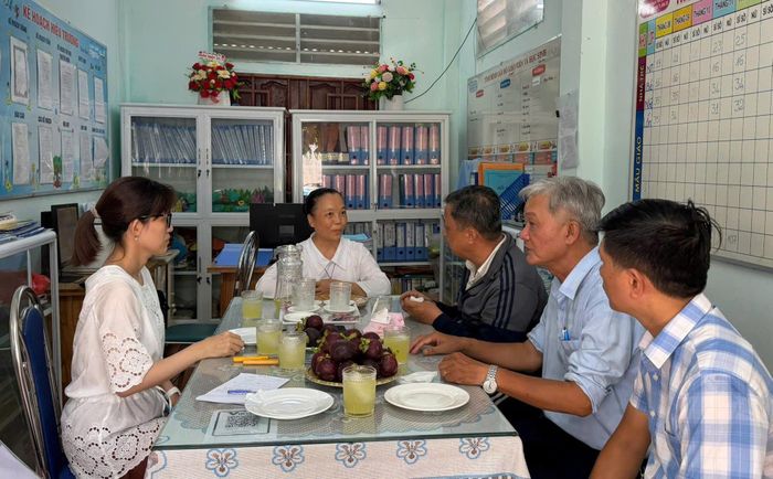 CDC TP Huế làm việc với các trường học, tuyên truyền biện pháp phòng chống tay chân miệng. Ảnh: CDC.