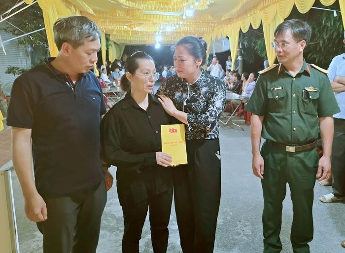 Chính quyền xã Vũ Thư thăm hỏi, động viên, hỗ trợ gia đình Thiếu tá Trần Văn Tùng. Ảnh: T.Hải.