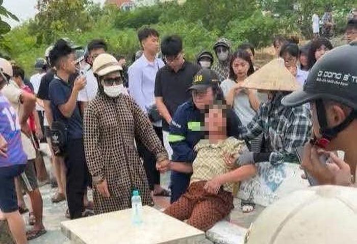 Người thân Thiếu tá Tùng đau xót khi nhận được tin dữ. Ảnh: TL.