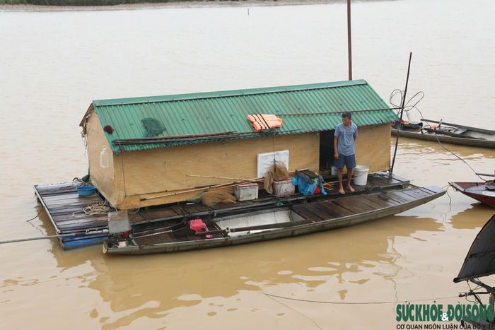Căn nhà nổi vừa là nơi ở, vừa là nơi mưu sinh của 5 người trong gia đình ông Nguyễn Hồng Vân trên sông Lam. Ảnh: Song Hoàng.