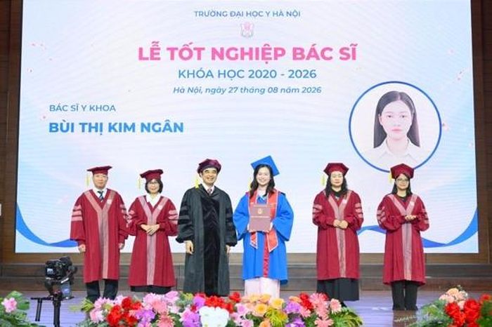 Bác sĩ Bùi Thị Kim Ngân nhận bằng tốt nghiệp Bác sĩ Y khoa khóa 2020 - 2026 tại Trường Đại học Y Hà Nội trước khi đăng ký theo học Bác sĩ nội trú chuyên ngành Dược lý và Độc chất. Ảnh: KN