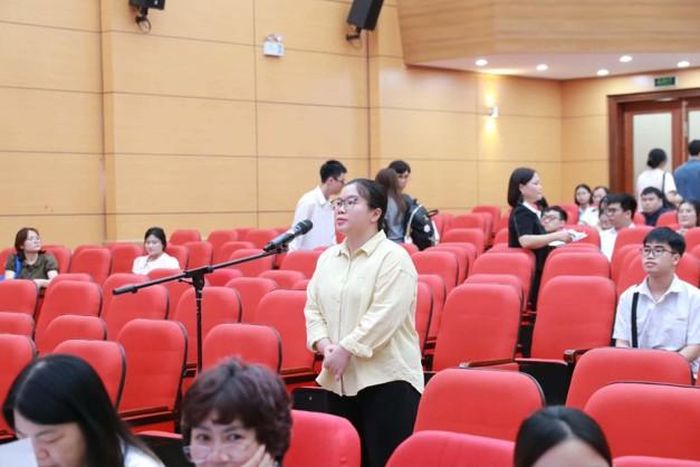Tân bác sĩ nội trú Tướng Thị Uyên xướng tên chuyên ngành Vi sinh y học trong khoảnh khắc chọn ngành tại Match Day 2026. Ảnh: HB