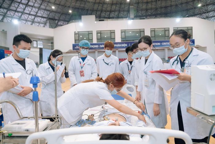 Sinh viên y khoa thực hành trên mô hình và người bệnh đóng vai. Ảnh: V.Thơm