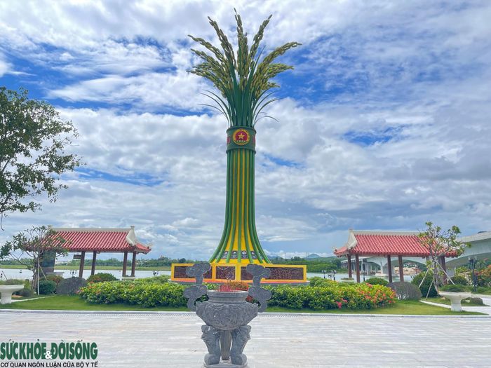 Tượng đài bó lúa 16 bông gợi nhớ về đồng lúa Thái Bình, là hồn quê của những con người bất khuất đã hy sinh. Tượng cao 16 mét, trên đỉnh gắn ngôi sao vàng, dưới chân tượng đài là 16 ô khắc tên, tuổi, quê quán từng liệt sĩ.